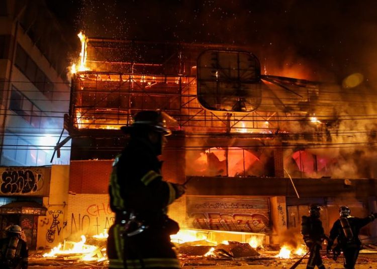 Protestas contra el alza al precio del pasaje del metro dejan al menos tres muertos en Chile