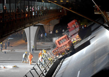 (VIDEO) Tres muertos y dos heridos por derrumbe de un puente en China