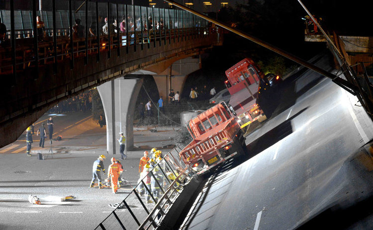(VIDEO) Tres muertos y dos heridos por derrumbe de un puente en China