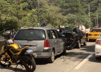 Múltiple accidente de tránsito deja dos lesionados en carretera al Puerto de La Libertad