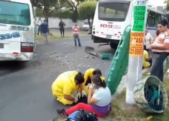 Choque de microbuses deja cinco personas lesionadas cerca de la UES