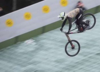 (VIDEO) Ciclista que intentaba imponer récord de salto sufre aparatosa caída en una rampa de 140 metros