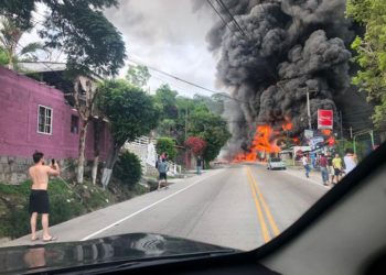 (VIDEO) Camión cisterna choca contra una casa y explota provocando un grave incendio en Honduras