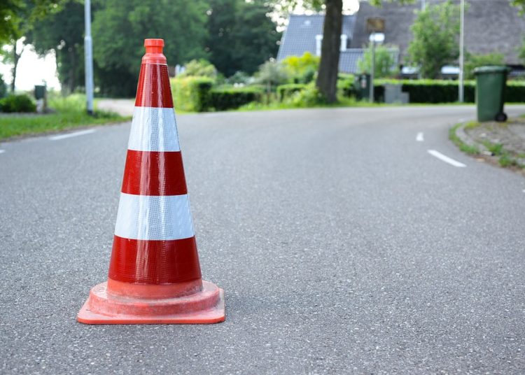 Hombre es arrestado por intentar tener sexo con un cono de seguridad
