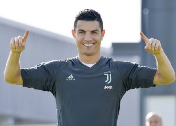 (VIDEO) Cristiano Ronaldo llegó con tenebroso disfraz al entreno de la Juventus
