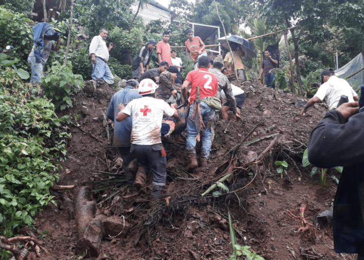 Derrumbe mata a dos personas en Chiltiupán