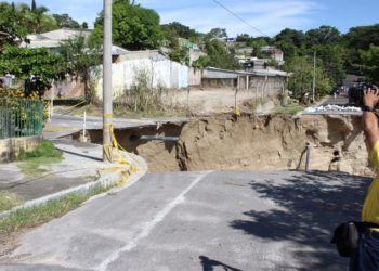Familias de Ilopango abandonan viviendas ante amenazas de una cárcava formada por las lluvias
