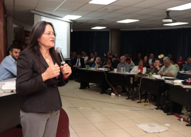 AGU elige a Josefina Sibrián como decana de la Facultad de Medicina de la UES