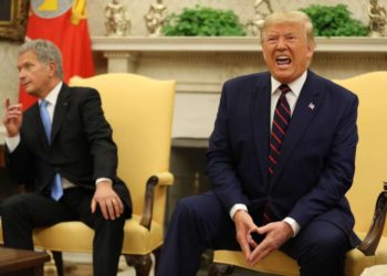 (VIDEO) Trump toca la rodilla a su homólogo finlandés y no fue de su agrado