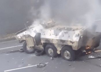 (VIDEO) Manifestantes queman un vehículo blindado del ejército de Ecuador