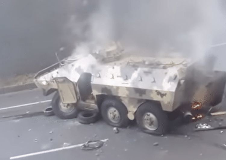 (VIDEO) Manifestantes queman un vehículo blindado del ejército de Ecuador