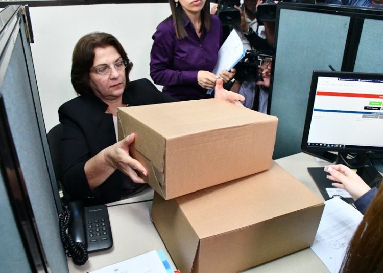 Carla Hananía pide investigar indicios de corrupción en Ministerio de Educación por más de $2 millones