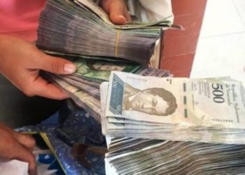 Gobierno de Venezuela aumenta el salario mínimo a 300 mil bolívares, equivalente a 15 dólares mensuales