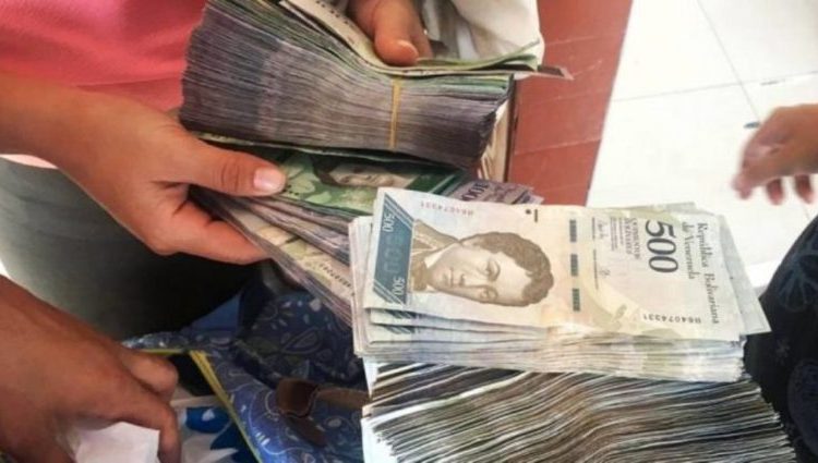 Gobierno de Venezuela aumenta el salario mínimo a 300 mil bolívares, equivalente a 15 dólares mensuales
