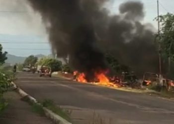 (VIDEO) Al menos 14 policías muertos en emboscada de narcotraficantes en Michoacán, México