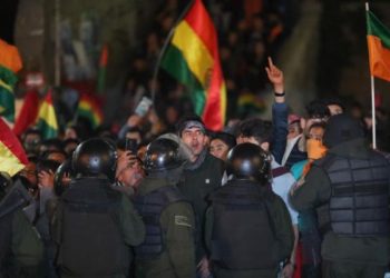 (VIDEO) Estudiantes bolivianos chocaron con la policía tras resultados que dan triunfo a Evo Morales