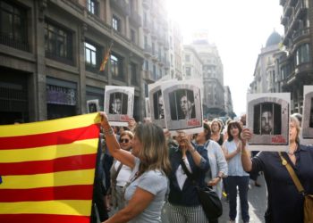 Condenan a prisión a independistas catalanes; seguidores bloquean aeropuerto de Barcelona