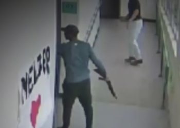 (VIDEO) Un entrenador logra desarmar a un estudiante y lo abraza de inmediato