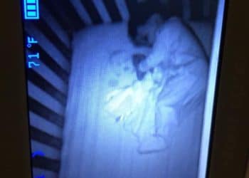 Una mujer se lleva el susto de su vida al ver que un “bebé fantasma” dormía con su hijo