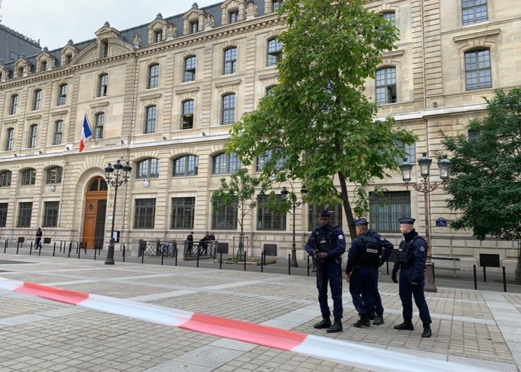 Un hombre asesinó a cuatro policías en ataque con cuchillo en París