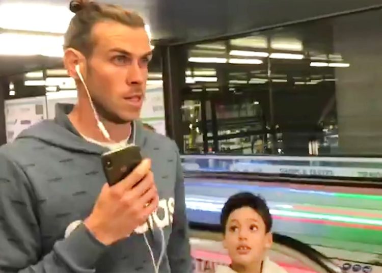 (VIDEO) El feo gesto de Gareth Bale con un niño que quería su autógrafo