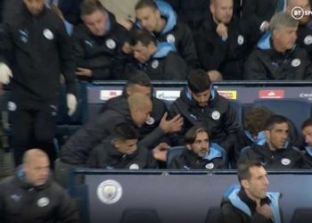 El DT de Manchester City Pep Guardiola tuvo un ataque de ira con John Stones en pleno partido