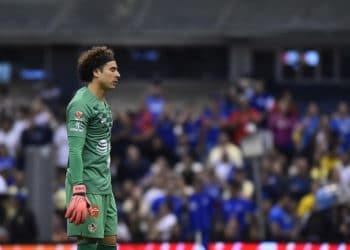 Entrenador del América considera relegar a Guillermo Ochoa a la banca por bajo rendimiento