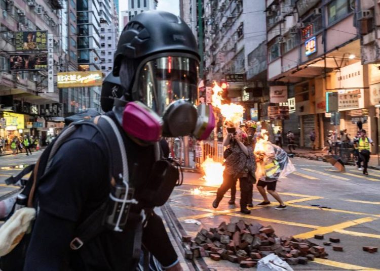 Tras otra noche de protestas en Hong Kong, Xi Jinping lanza advertencia