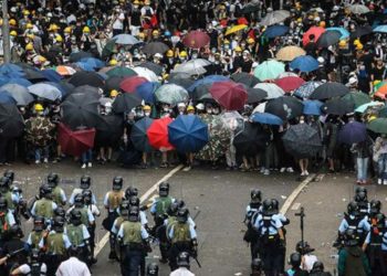 (VIDEO) Al estilo guerrillero los manifestantes en Hong Kong cambian de táctica al enfrentarse a la policía