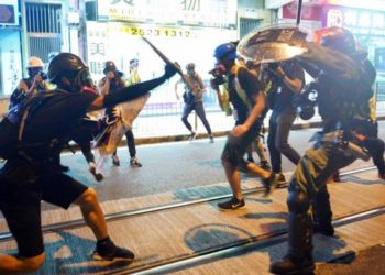 (VIDEO) Protestas por el aniversario de la Revolución Comunista china deja unos 15 heridos en Hong Kong