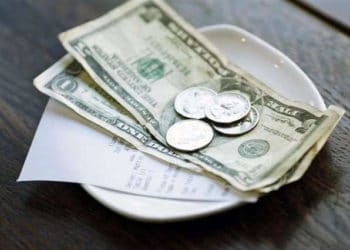 Propinas deberán entregarse al empleado en un plazo no mayor a 15 días después de recibida, acuerda Asamblea