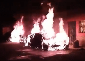 Sospechan mano criminal en incendio de dos motos y dos carros en colonia Minerva