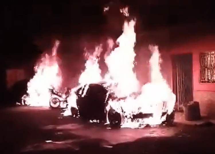Sospechan mano criminal en incendio de dos motos y dos carros en colonia Minerva