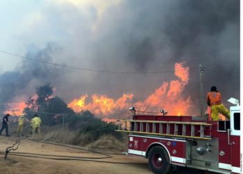 Fuertes vientos provocan nuevos incendios forestales al sur de California