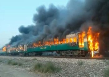 (VIDEO) Al menos 71 muertos en un incendio de un tren de pasajeros en Pakistán