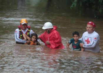 Fallecidos, derrumbes, inundaciones y hundimientos deja temporal en El Salvador