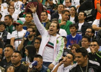 Expulsan a 30 aficionados del Estadio Azteca por grito homofóbico durante el juego México-Panamá