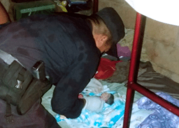 Bajo una persistente lluvia, policías atienden un parto en Panchimalco