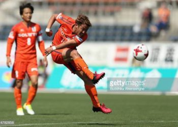 (VIDEO) En la liga de fútbol de Japón un equipo recibe dos goles desde el medio campo