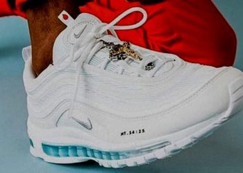 Zapatos con agua bendita, para cuidar cada uno de tus pasos