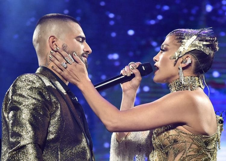 (VIDEO) A Maluma se le olvida la letra de ‘No me ames’ en su presentación con JLo