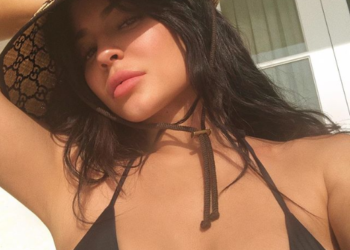 Kylie Jenner luce sus caderas en sexy bikini