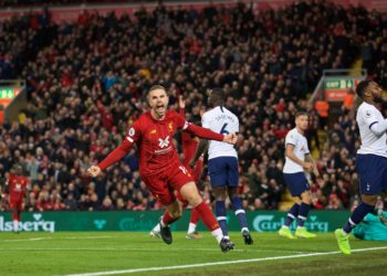 El Liverpool remonta y vence al Tottenham en Anfield