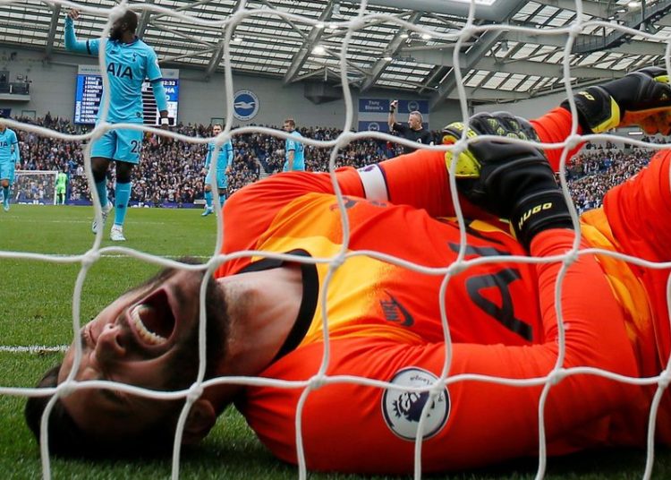 (VIDEO) El portero del Tottenham, Hugo Lloris sufre una terrible lesión en el codo