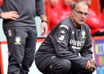(VIDEO) Marcelo Bielsa llega con ropa deportiva a la fiesta de los 100 años del Leeds United