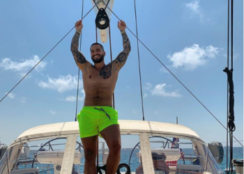 Por afeminada pose, fans piden a Maluma ‘salir del closet’