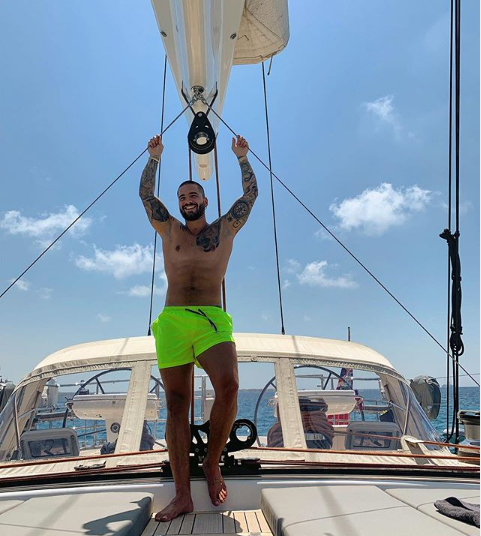 Por afeminada pose, fans piden a Maluma ‘salir del closet’