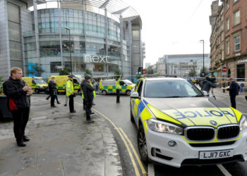 (VIDEO) La policía detiene a hombre que acuchilló a 4 personas en centro comercial en Inglaterra