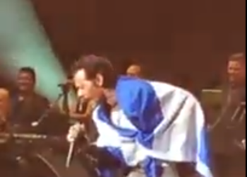 (VIDEO) Marc Anthony da concierto envuelto con la bandera de El Salvador en San Francisco