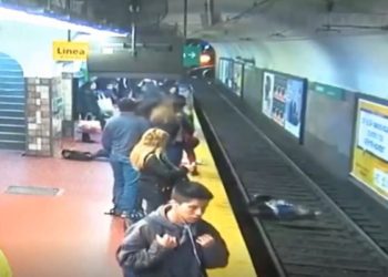 (VIDEO) Hombre sufre desmayo y empuja a mujer que cae en las vías del Metro